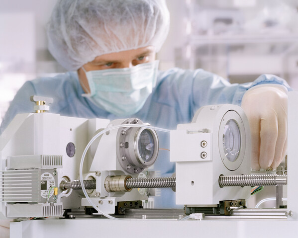 Assembly of a system for semiconductor industry Assembly of a system for semiconductor industry